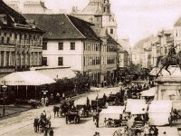 Trg bana Jelačića 1901. godine, pogled na kavanu Europa i Zakladnu bolnicu.jpg